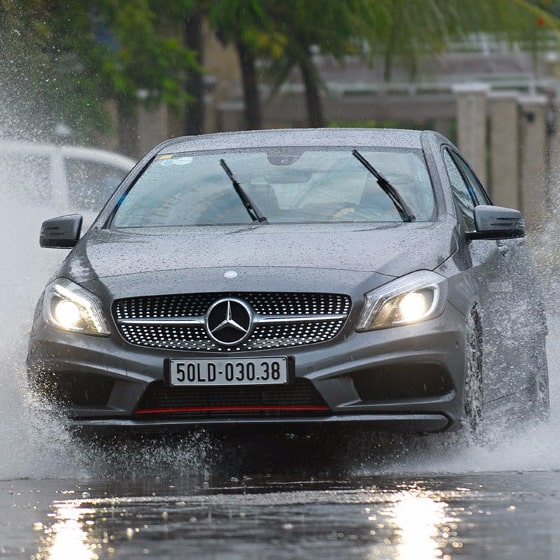 ô tô bị trượt nước